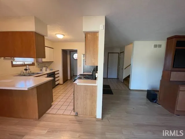 $1,700 | 400 South Village Court, Bloomington, IN 47403