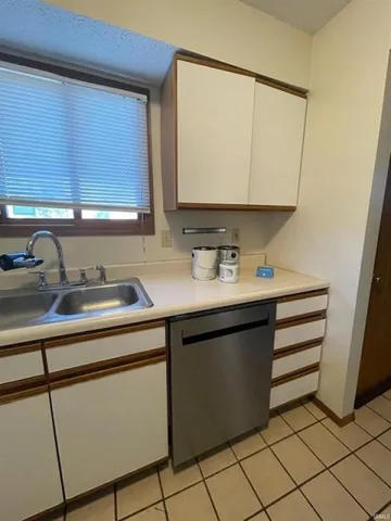 $1,700 | 400 South Village Court, Bloomington, IN 47403