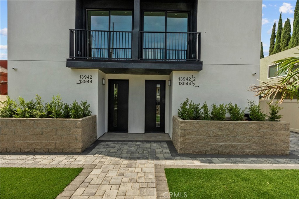 13942 Vanowen Street Van Nuys, CA 91405 - Photo 2 of 21 a view of a house with a yard