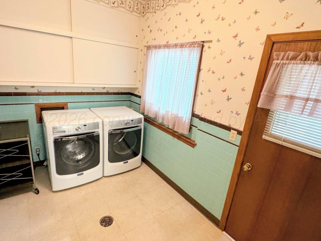 1709 South Eton Street Perryton, TX 79070 - Photo 16 of 22 a utility room with dryer and washer