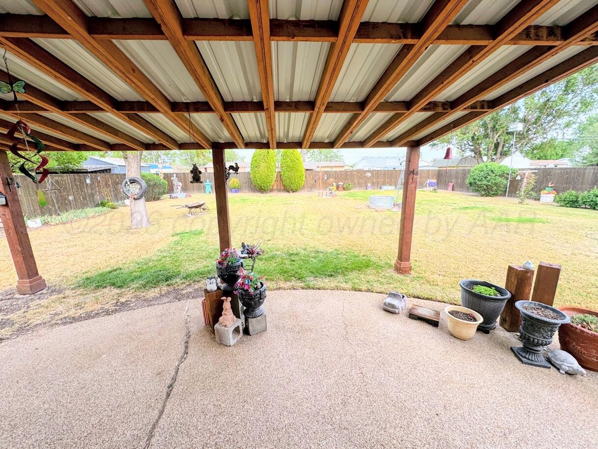 1709 South Eton Street Perryton, TX 79070 - Photo 19 of 22 a sitting area with furniture and wooden deck