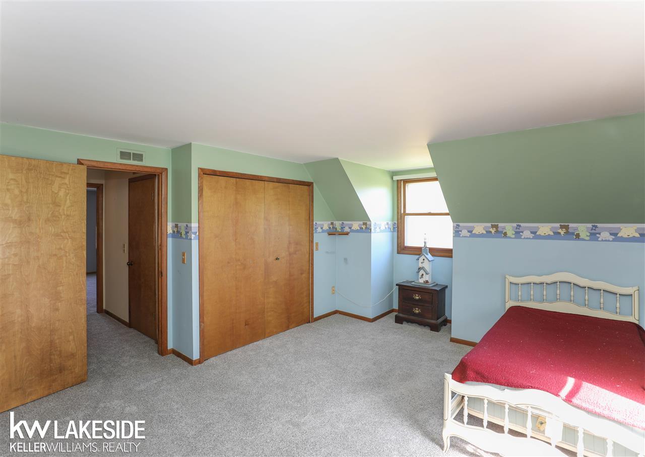 2484 Oakcrest Road Sterling Heights, MI 48310 - Photo 18 of 24 50011420-17.JPG