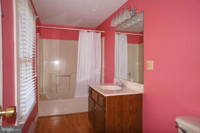 501 Gardners Road Cross Junction, VA 22625 - Photo 19 of 25 Bath