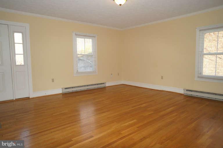 501 Gardners Road Cross Junction, VA 22625 - Photo 4 of 25 Living Room