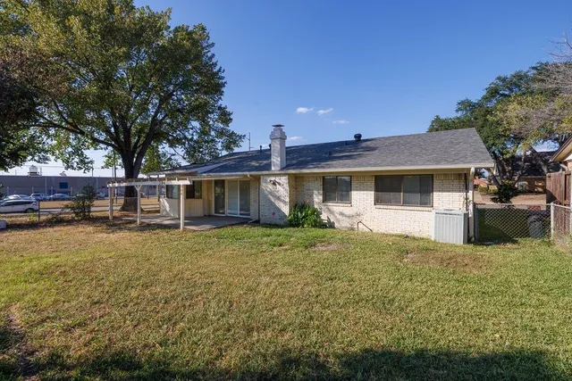 a view of a yard in front of house