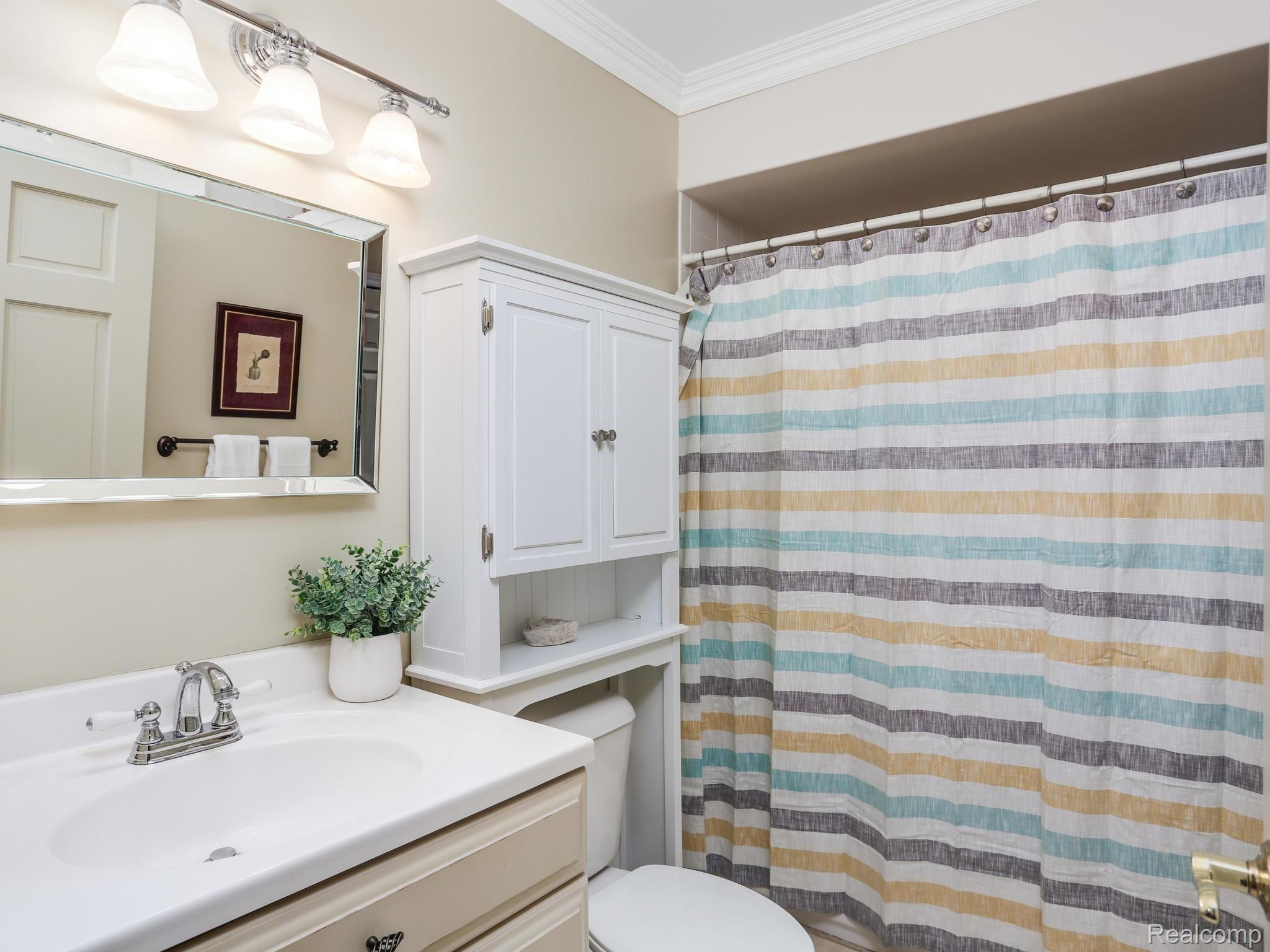 1171 Ruffner Avenue Birmingham, MI 48009 - Photo 16 of 25 Upper full bath
