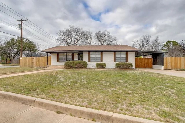 $239,500 | 422 West Wilson Street, Cleburne, TX 76033