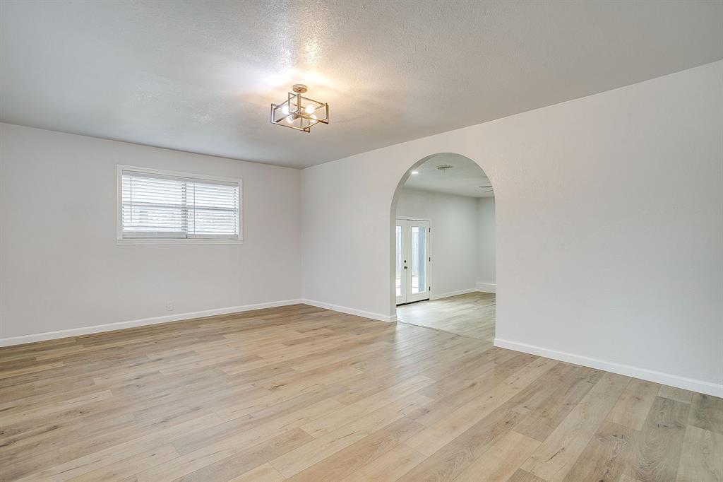 422 West Wilson Street Cleburne, TX 76033 - Photo 11 of 40