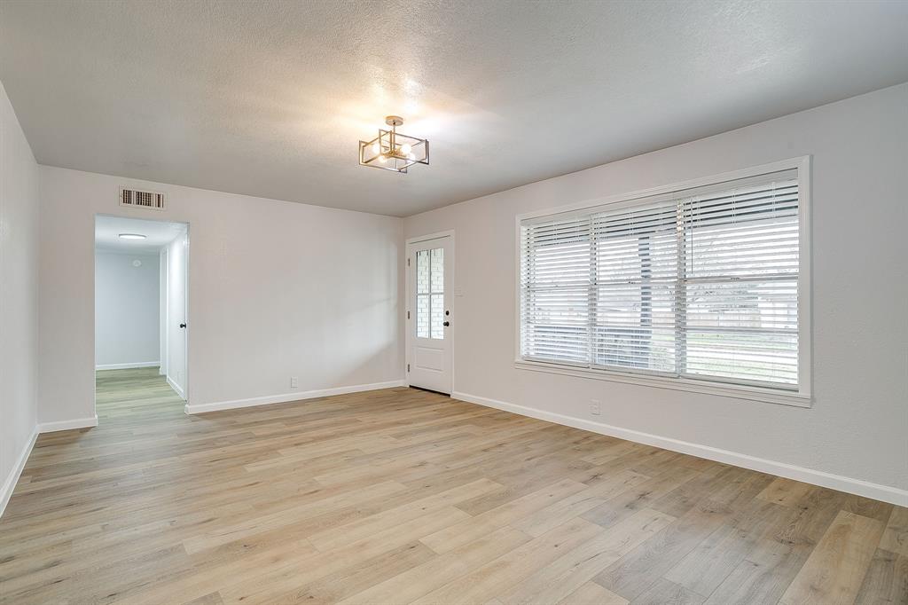 422 West Wilson Street Cleburne, TX 76033 - Photo 13 of 40