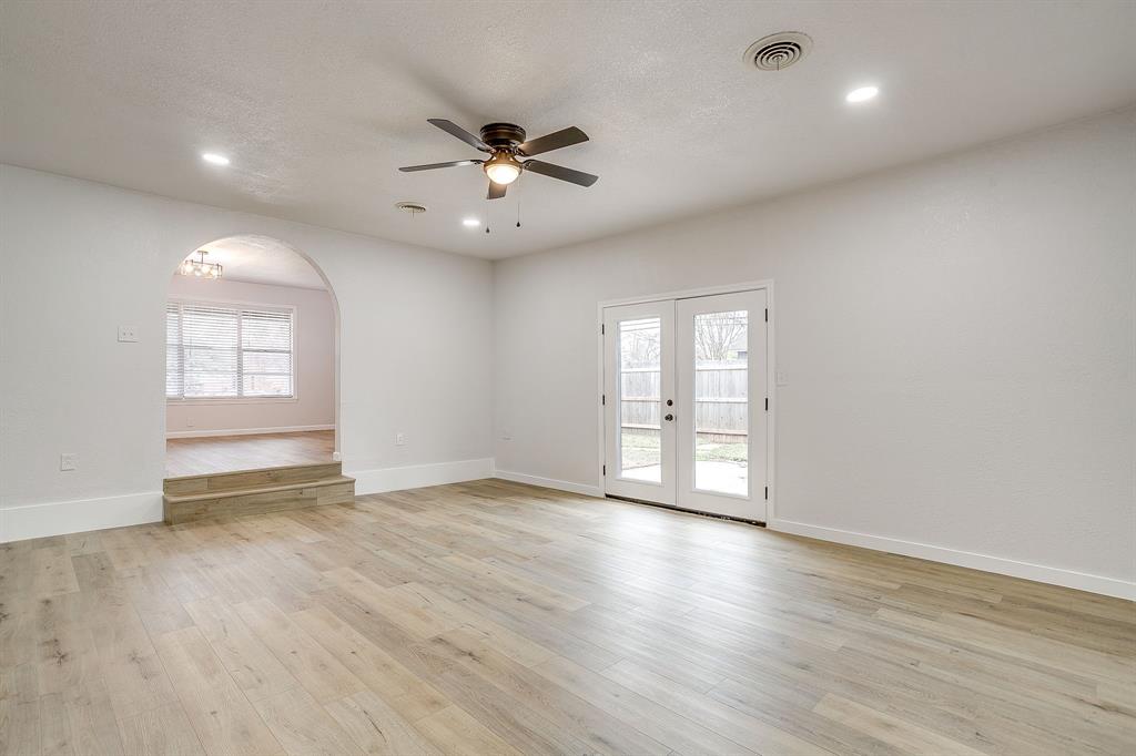 422 West Wilson Street Cleburne, TX 76033 - Photo 16 of 40