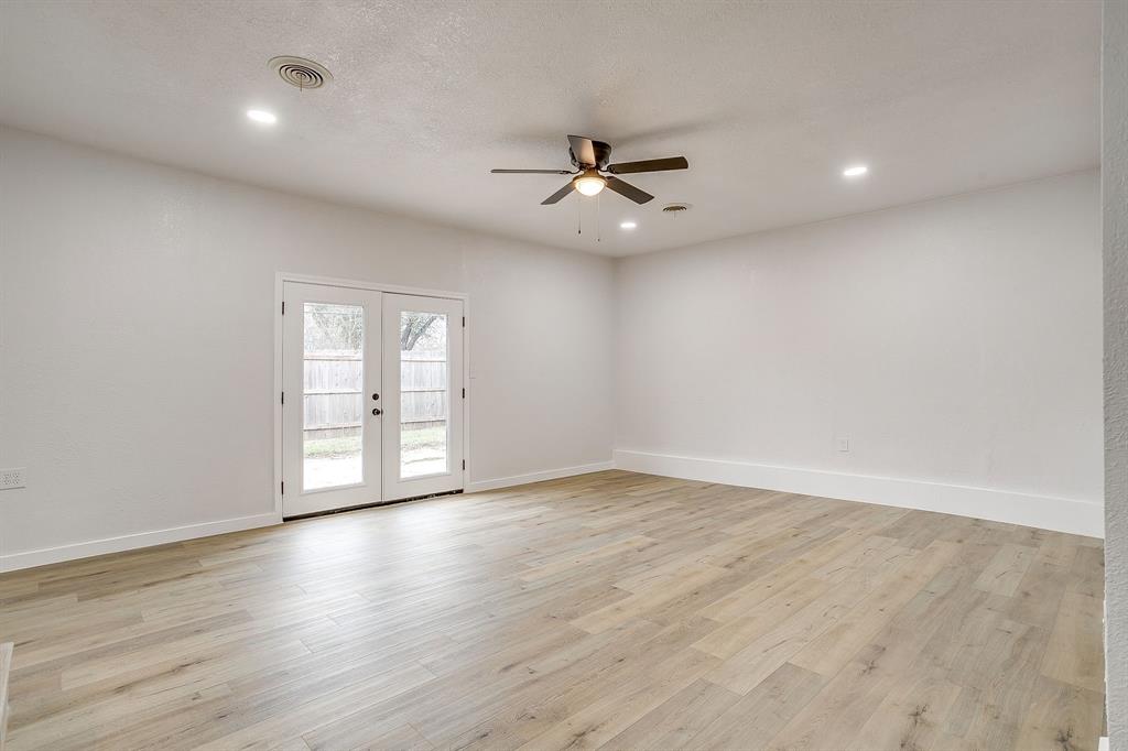 422 West Wilson Street Cleburne, TX 76033 - Photo 17 of 40