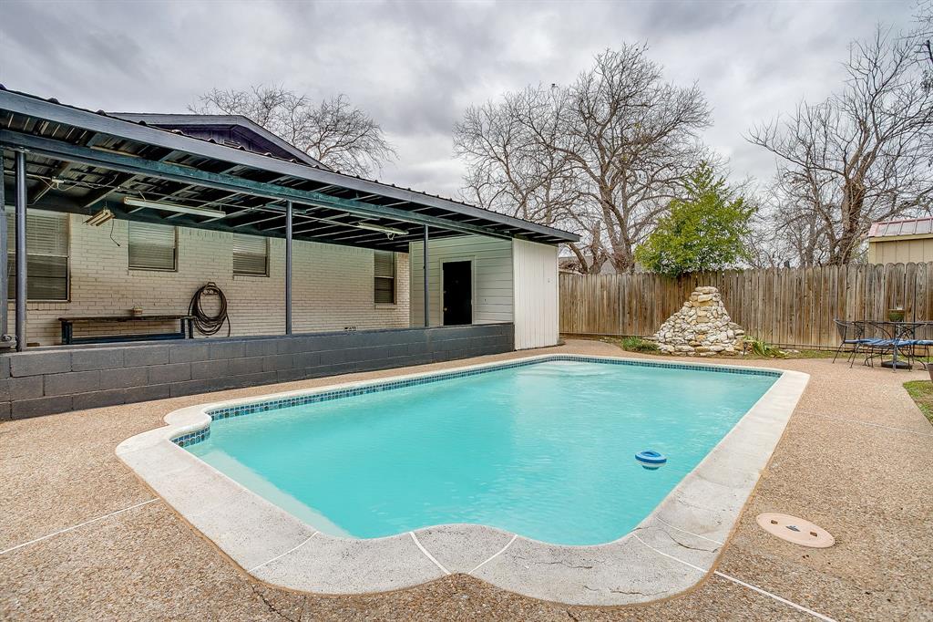 422 West Wilson Street Cleburne, TX 76033 - Photo 2 of 40