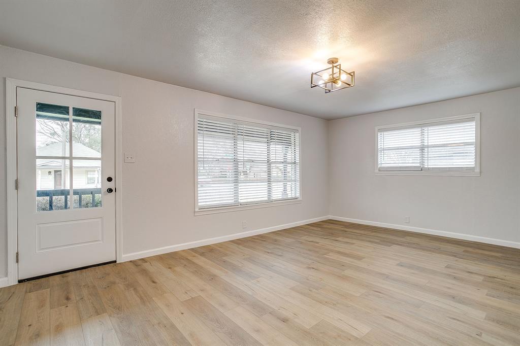 422 West Wilson Street Cleburne, TX 76033 - Photo 10 of 40