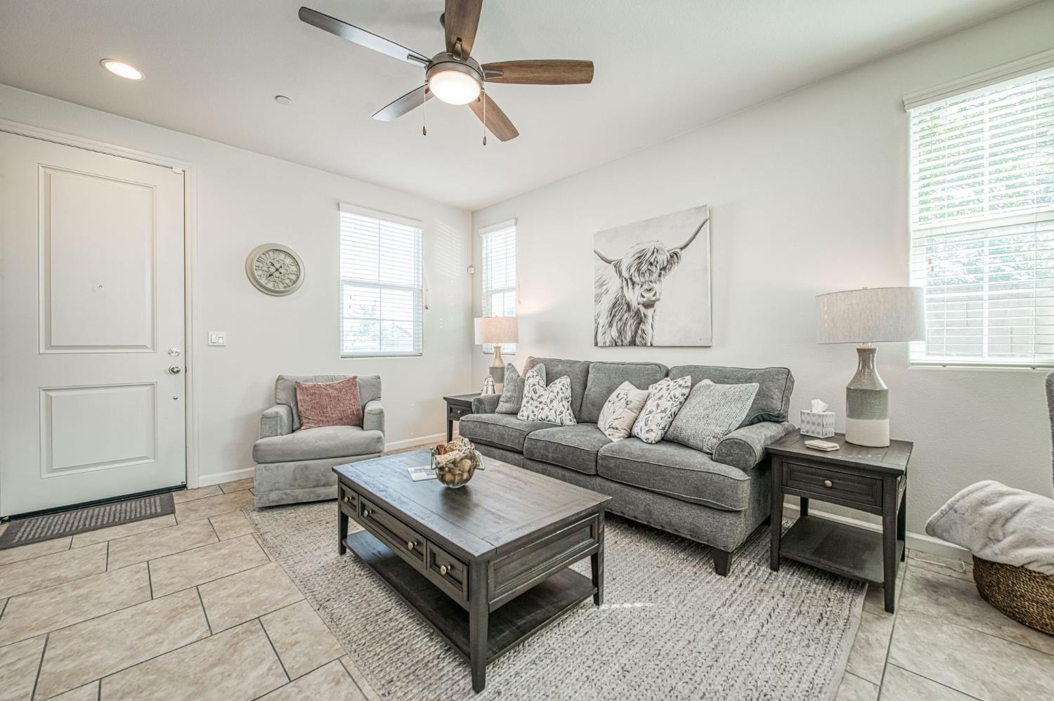 3752 Magnificent Way Clovis, CA 93619 - Photo 3 of 47