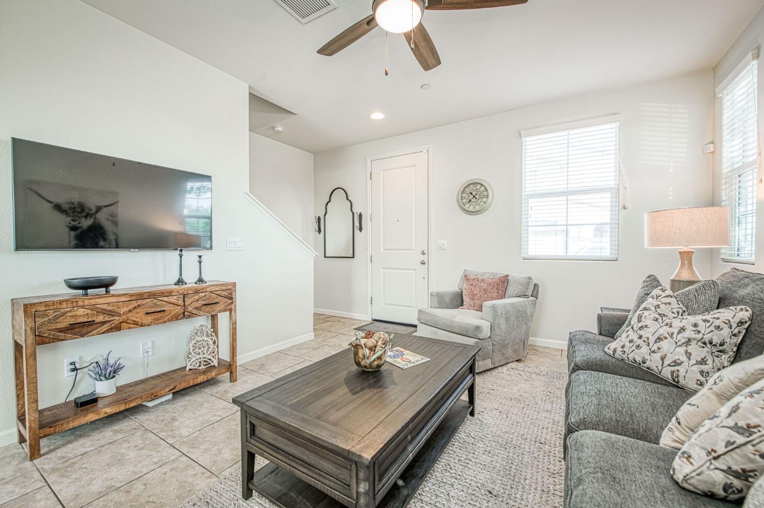 3752 Magnificent Way Clovis, CA 93619 - Photo 4 of 47