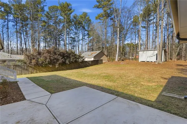 a view of a backyard