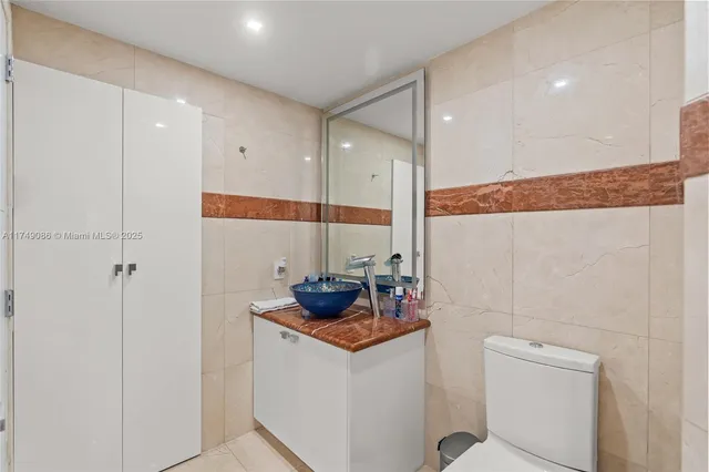 $1,889,000 | 4775 Collins Avenue, Unit 3505, Miami Beach, FL 33140