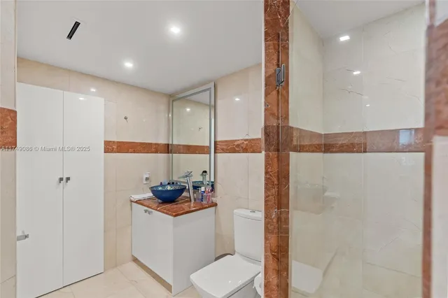 $1,889,000 | 4775 Collins Avenue, Unit 3505, Miami Beach, FL 33140