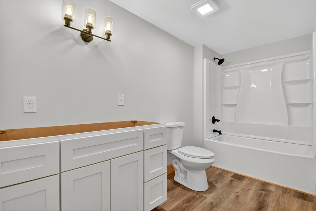 569 No 20 Mine Road McCaysville, GA 30555 - Photo 24 of 29 a bathroom with a toilet a sink and bathtub