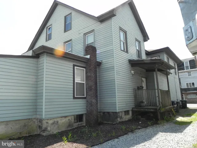 a view of a small white house