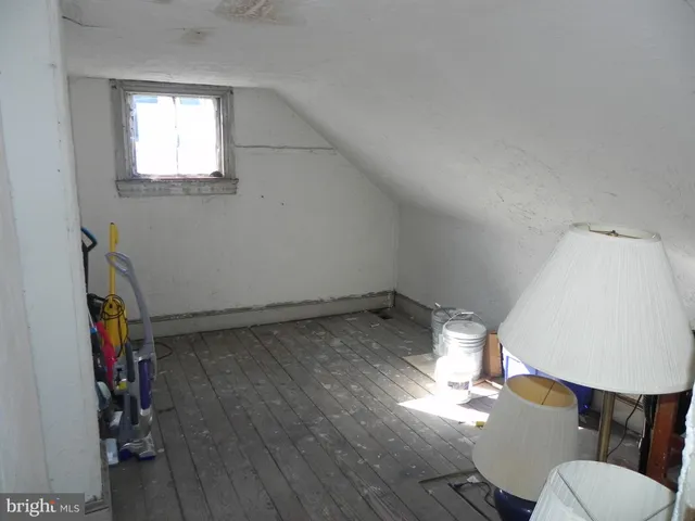 a view of a house with backyard and garden