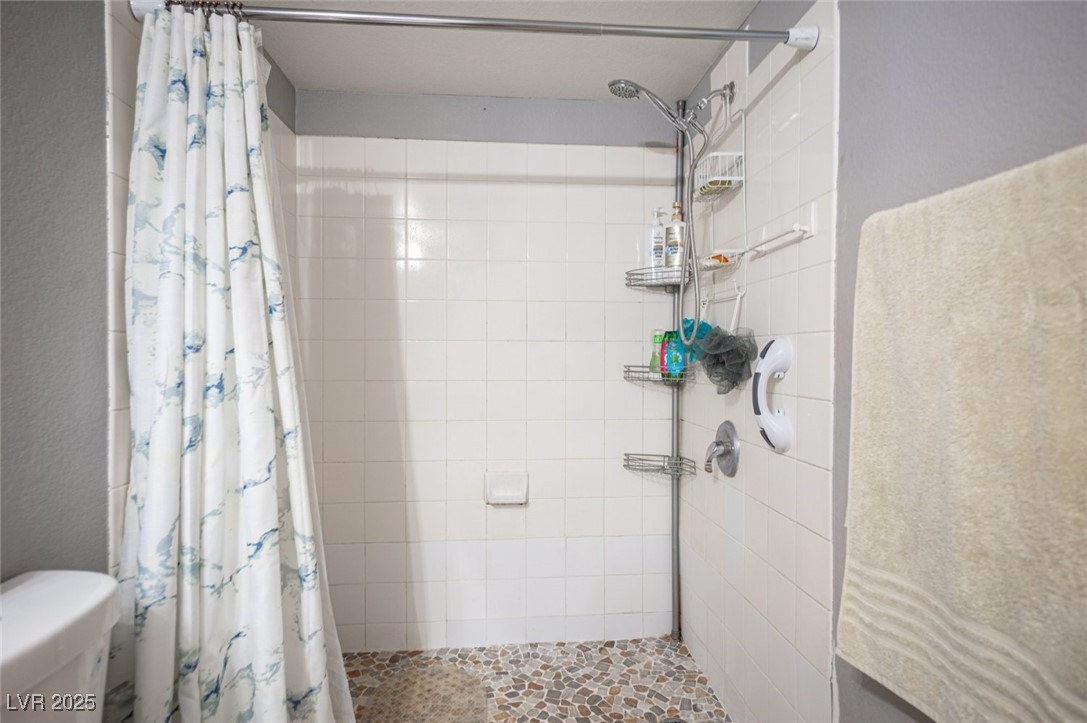 6650 West Warm Springs Road, Unit 1079 Las Vegas, NV 89118 - Photo 24 of 37 Full bath with toilet and tiled shower