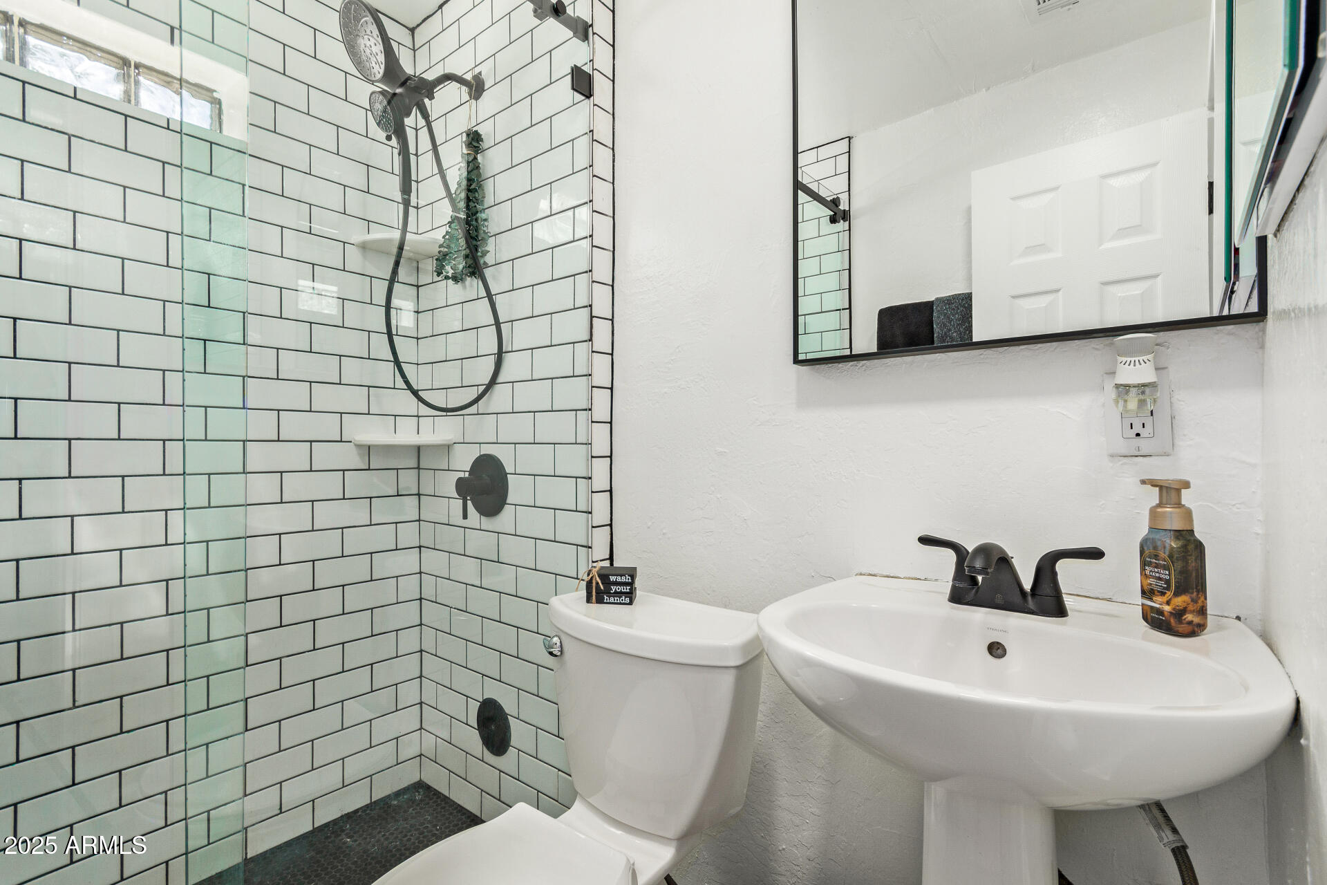 4624 South 9th Street Phoenix, AZ 85040 - Photo 14 of 34 Hall Bathroom Main - 9th St