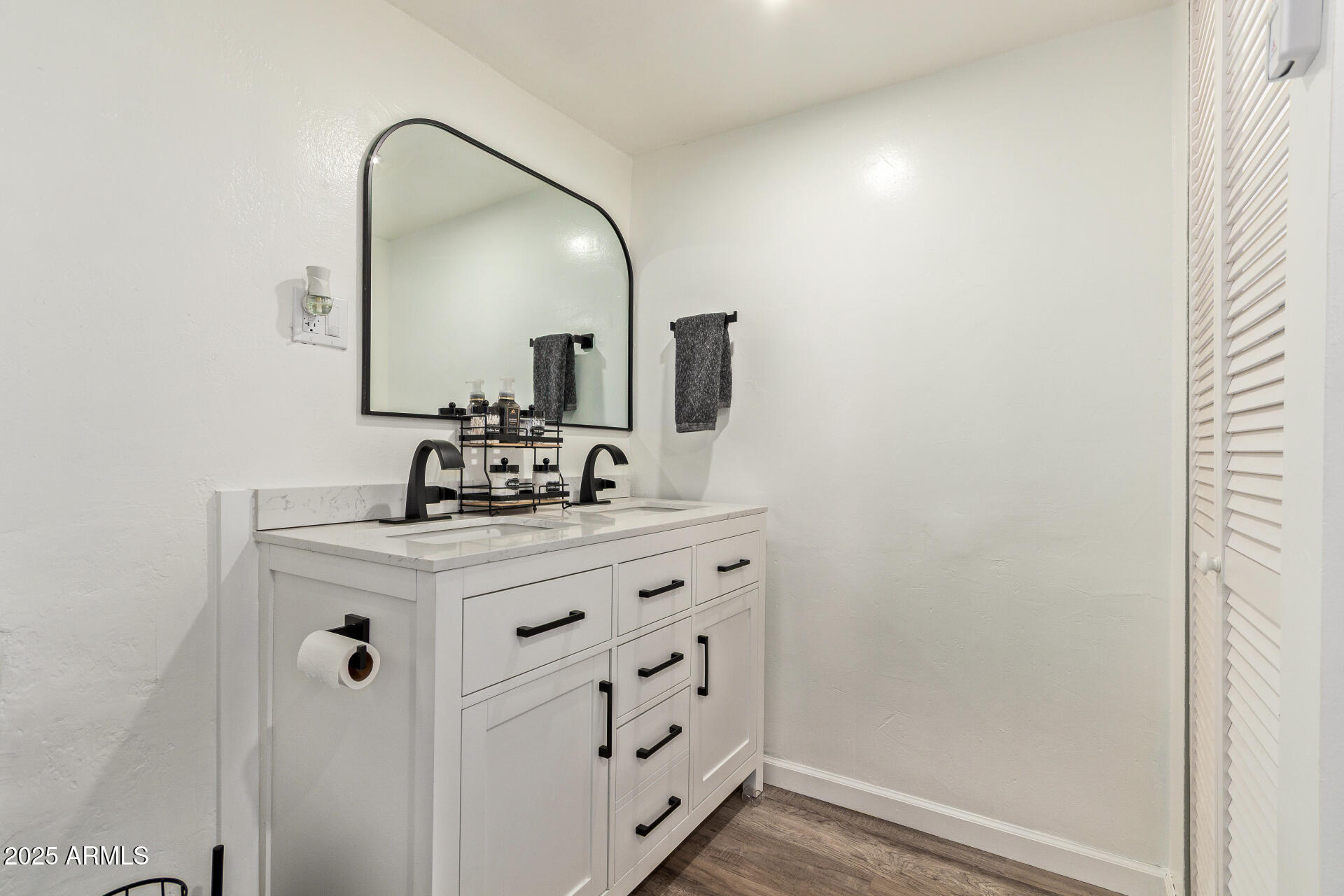 4624 South 9th Street Phoenix, AZ 85040 - Photo 18 of 34 Primary Bath - 9th St