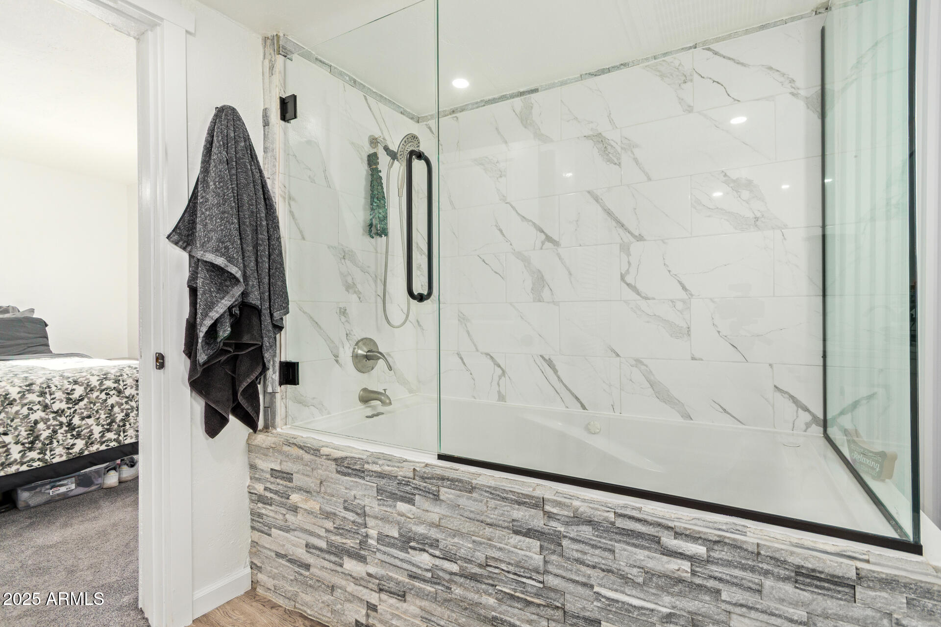 4624 South 9th Street Phoenix, AZ 85040 - Photo 19 of 34 Primary Bath Jetted Tub - 9th St