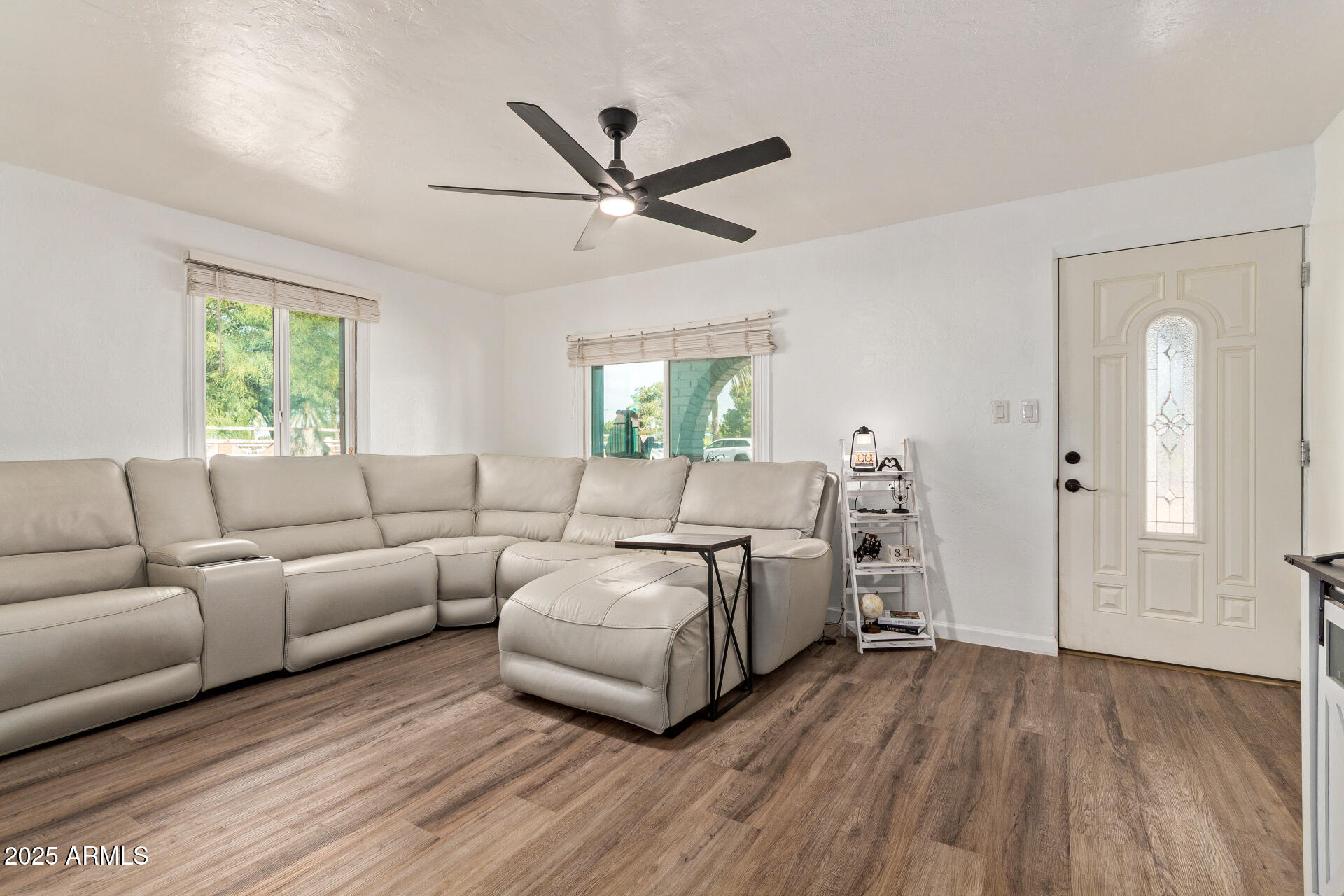 4624 South 9th Street Phoenix, AZ 85040 - Photo 6 of 34 Entry Living room - 9th St