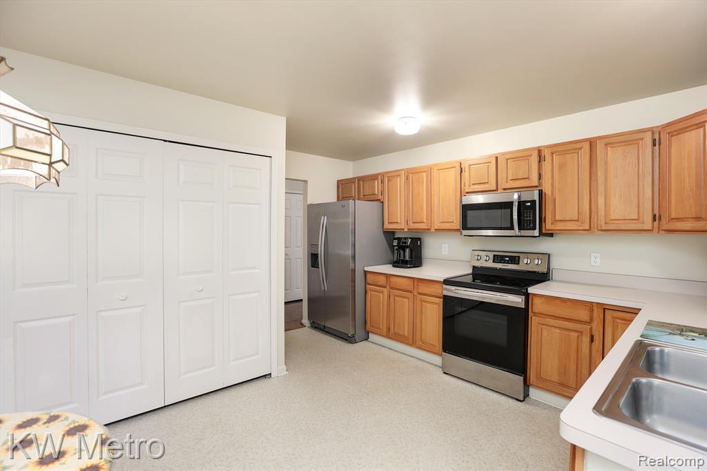 21542 Ruth Street Farmington Hills, MI 48336 - Photo 8 of 28