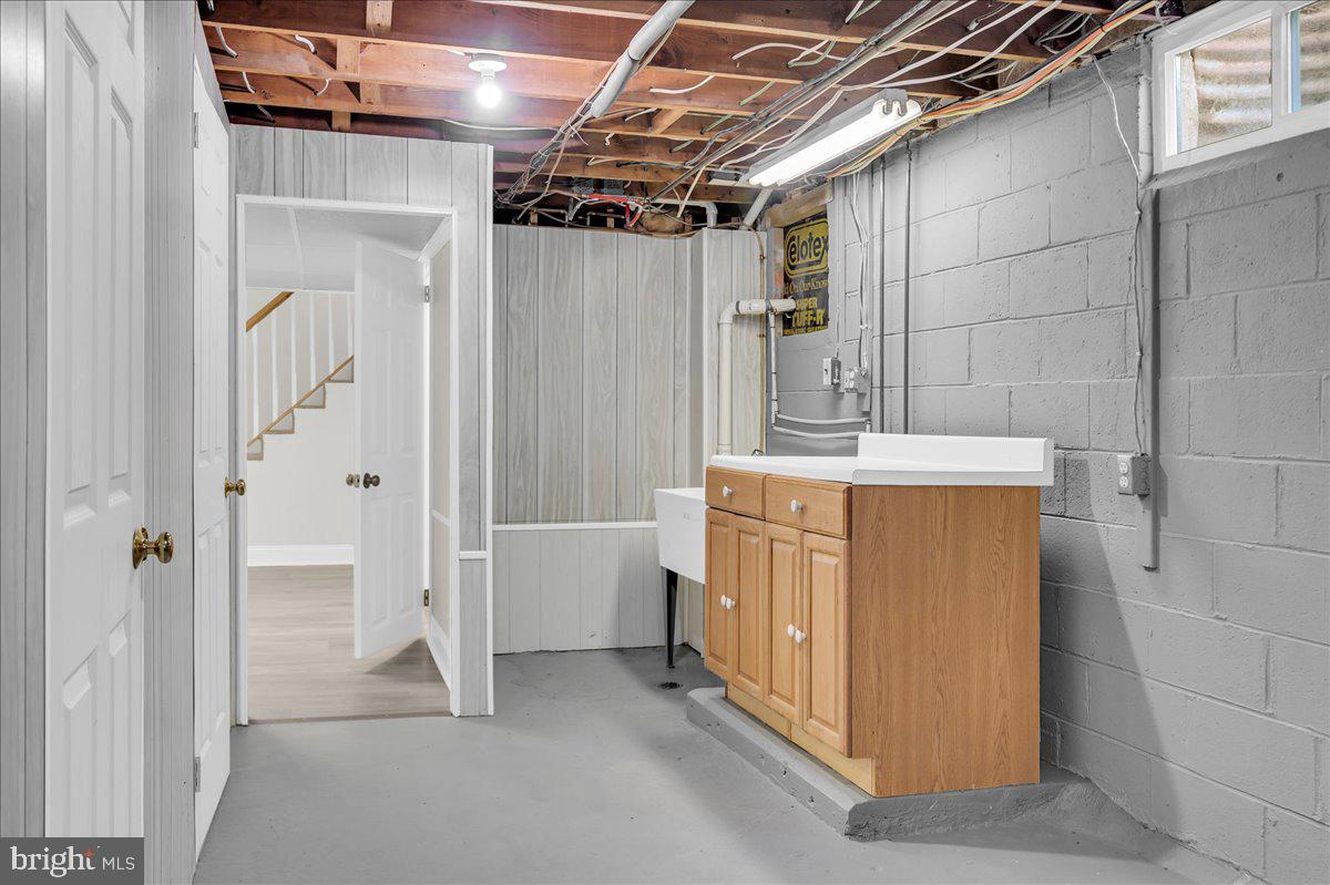 12 West Dale Road Wilmington, DE 19810 - Photo 37 of 44 a utility room with dryer and washer