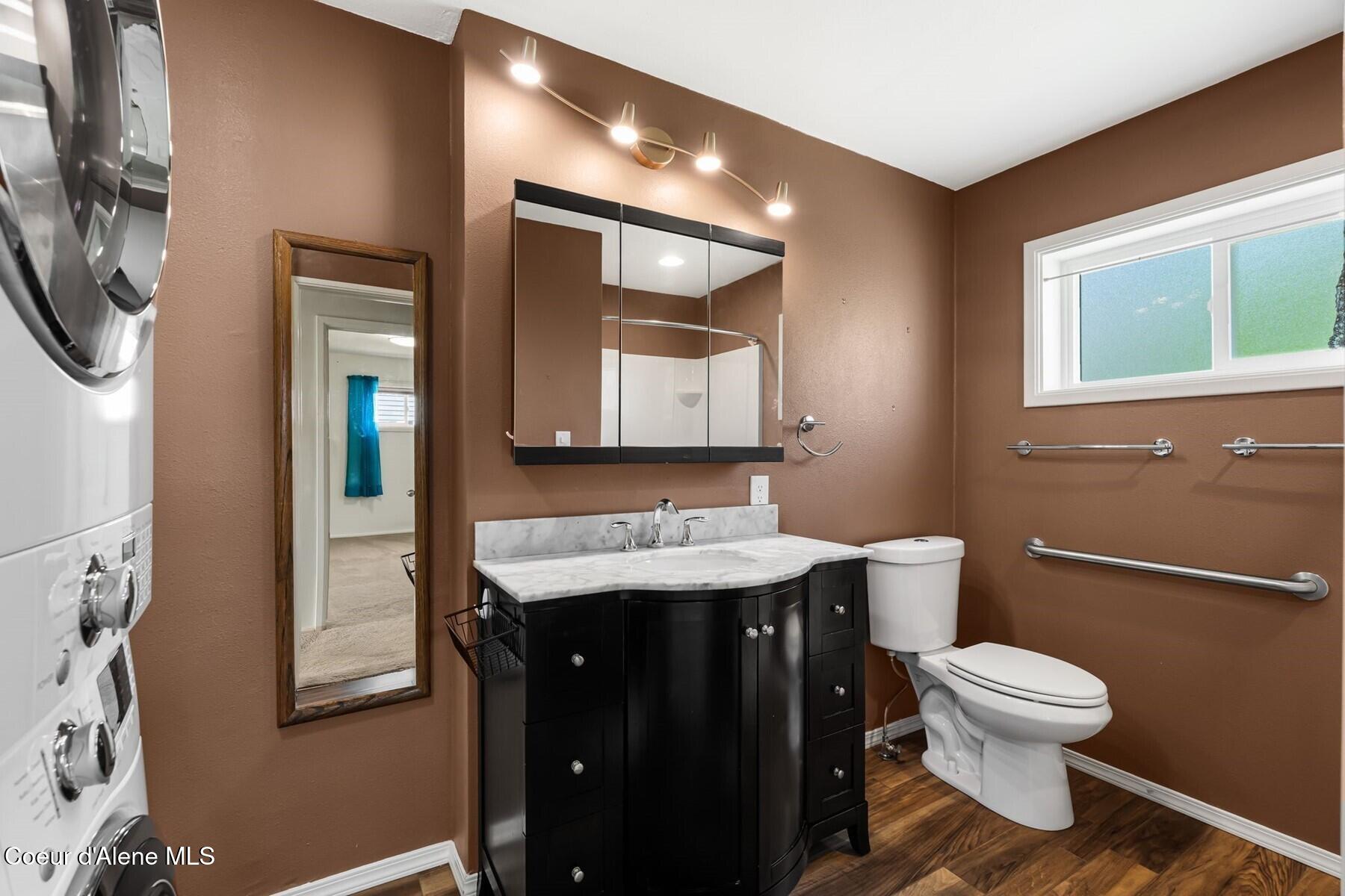 523 Big Hill Road Hope, ID 83836 - Photo 19 of 57 Main Bathroom