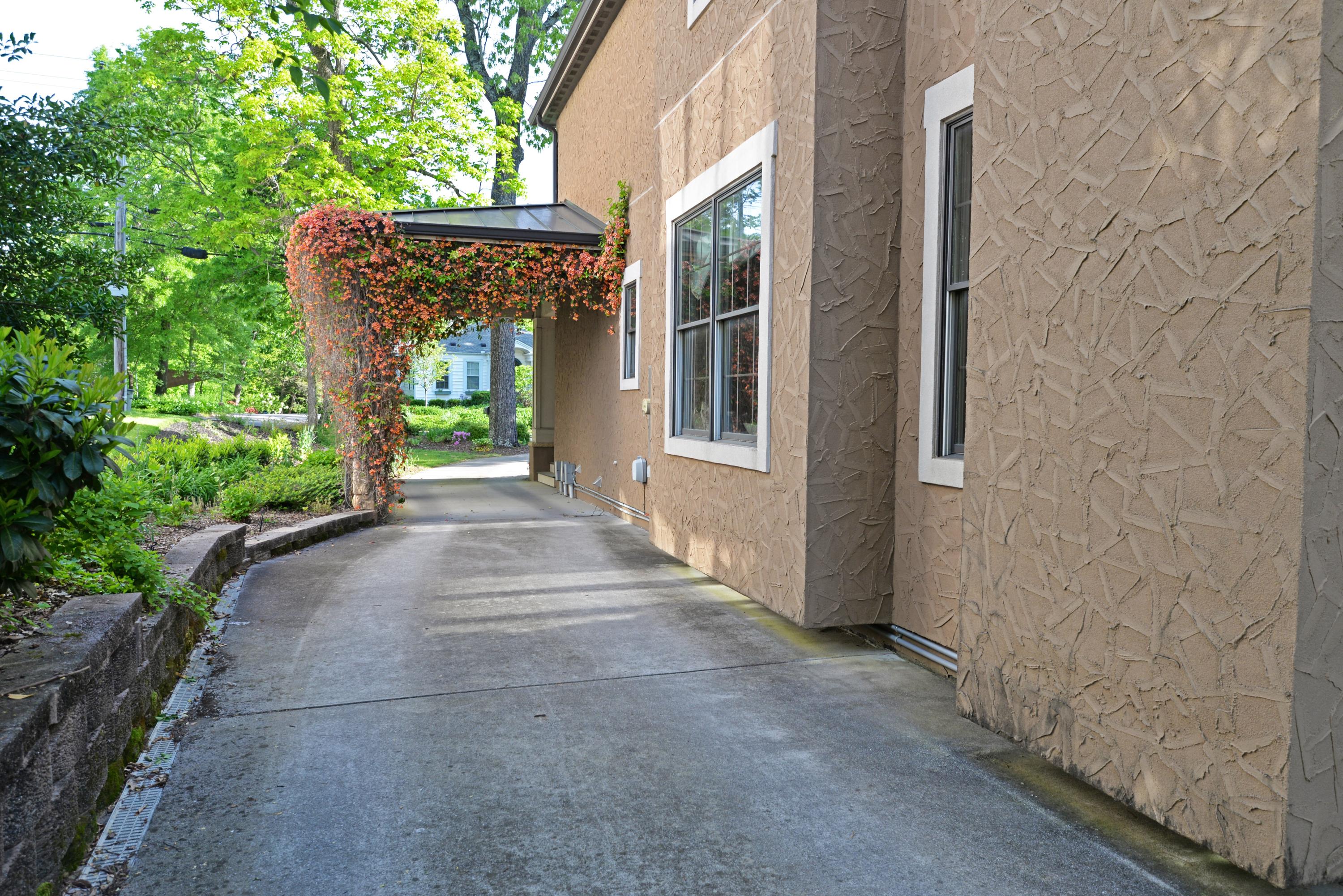 1204 East Dallas Road Chattanooga, TN 37405 - Photo 3 of 54 Driveway towards street - med