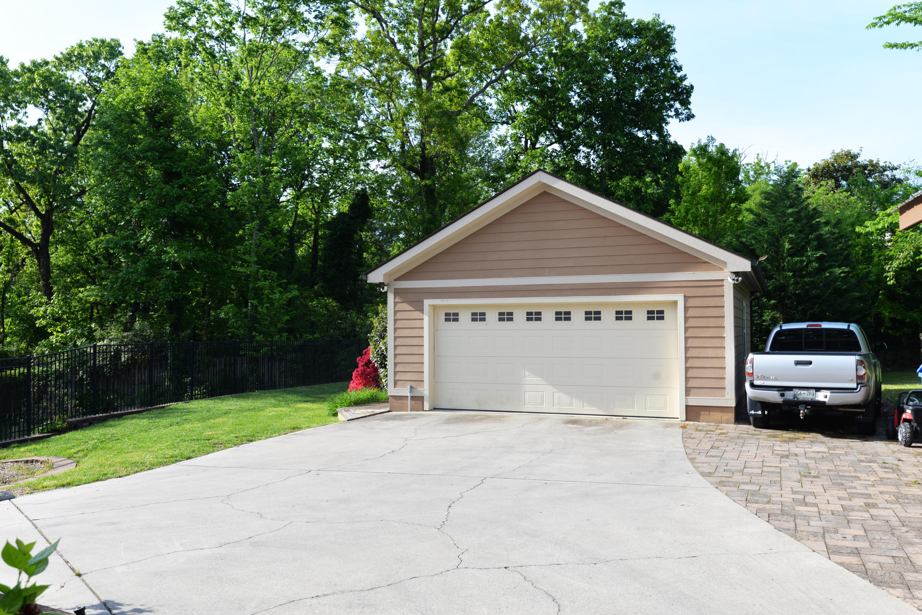 1204 East Dallas Road Chattanooga, TN 37405 - Photo 4 of 54 Double garage
