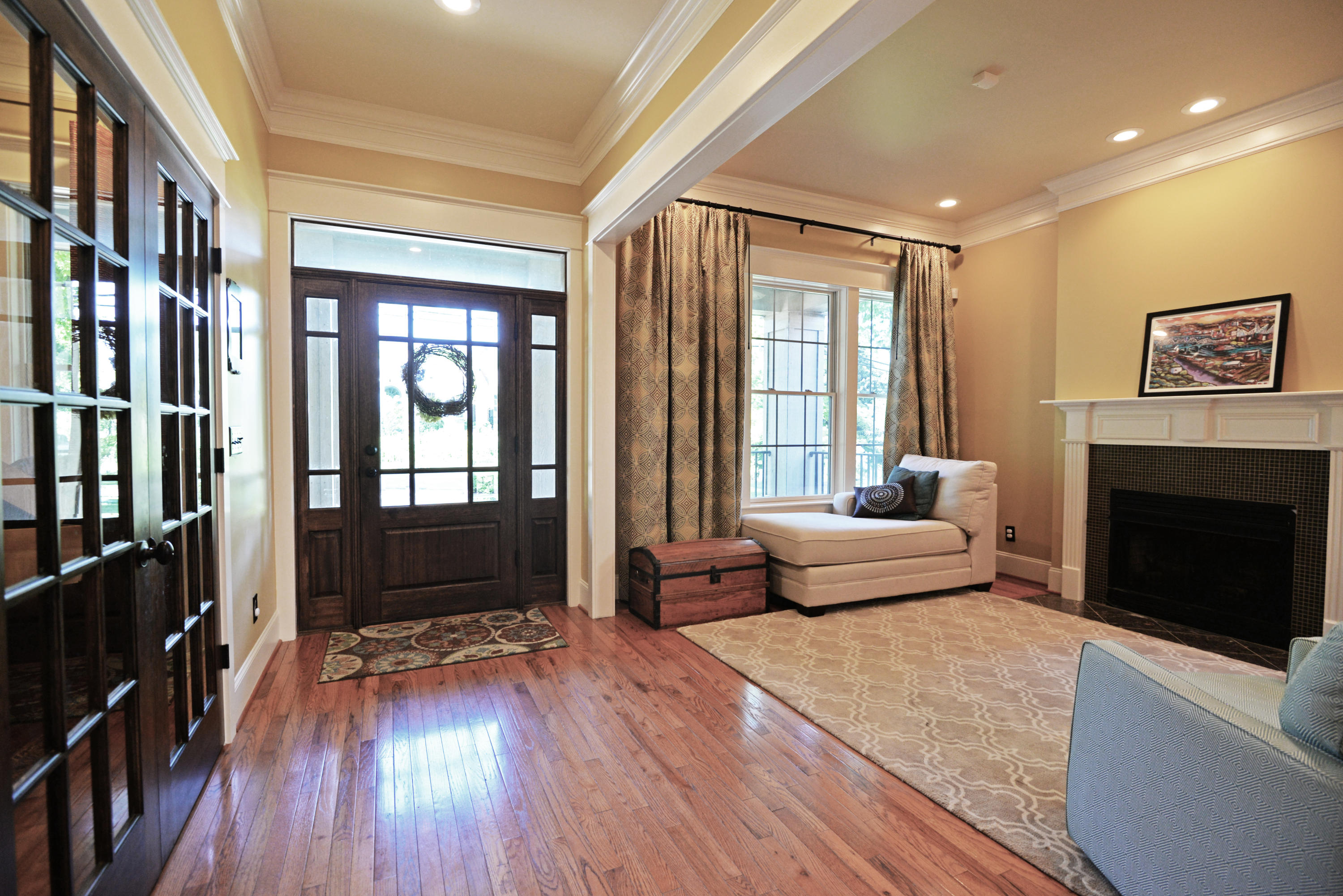 1204 East Dallas Road Chattanooga, TN 37405 - Photo 7 of 54 Foyer and living room