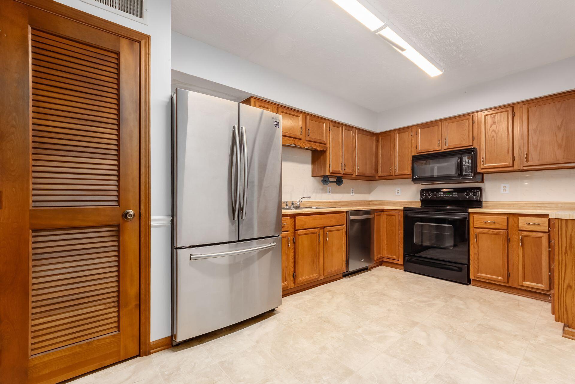 5885 Beechcroft Road, Unit 116 Columbus, OH 43229 - Photo 5 of 29 Kitchen