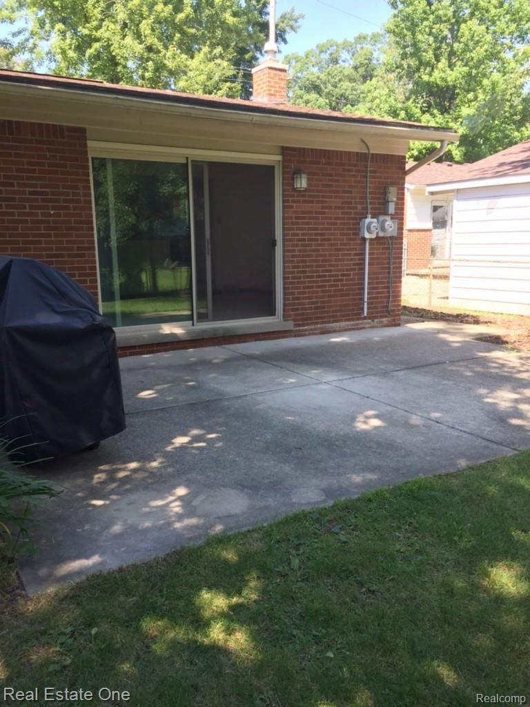 28029 West Nine Mile Road Farmington, MI 48336 - Photo 22 of 36 IMG_1672.jpg