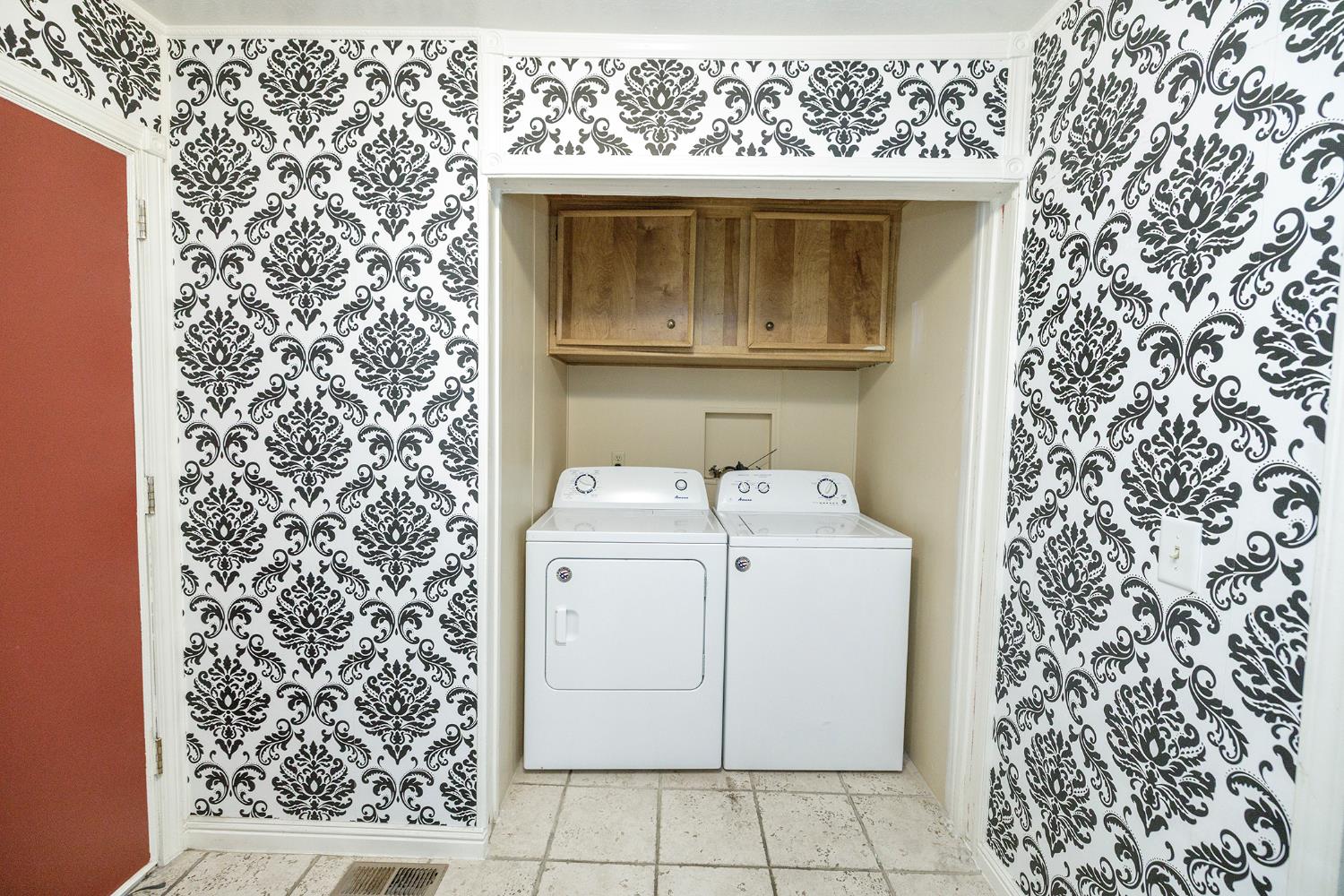3924 Lahaina Lane Modesto, CA 95355 - Photo 21 of 32 a utility room with dryer and washer