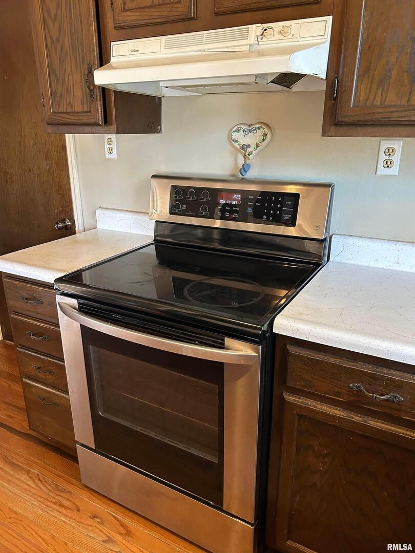 744 Cardinal Road Carbondale, IL 62901 - Photo 8 of 38 a stove top oven sitting inside of a kitchen