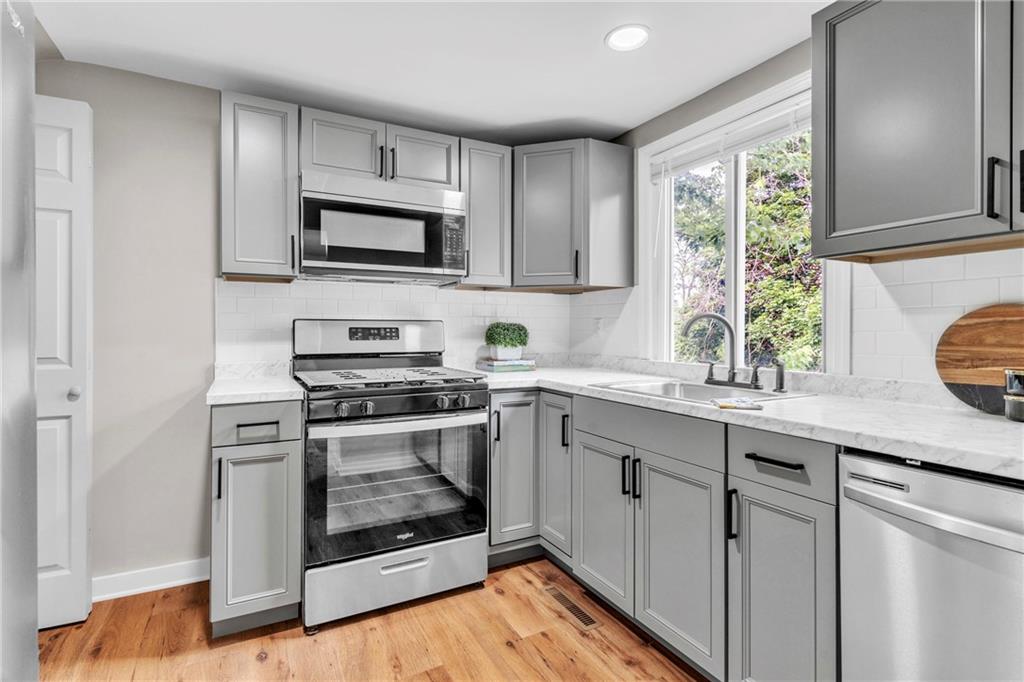 640 Springfield Street Pittsburgh, PA 15220 - Photo 3 of 42 Gallery Image 3