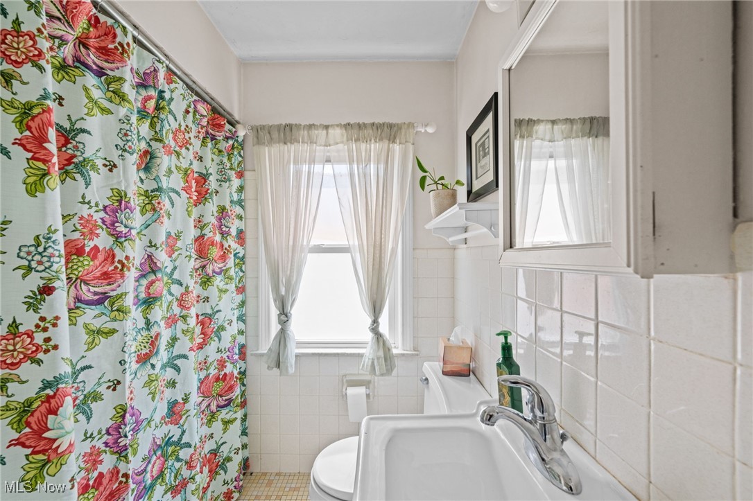 5100 Edenhurst Road Cleveland, OH 44124 - Photo 22 of 35 Full bath featuring tile walls and a shower with curtain