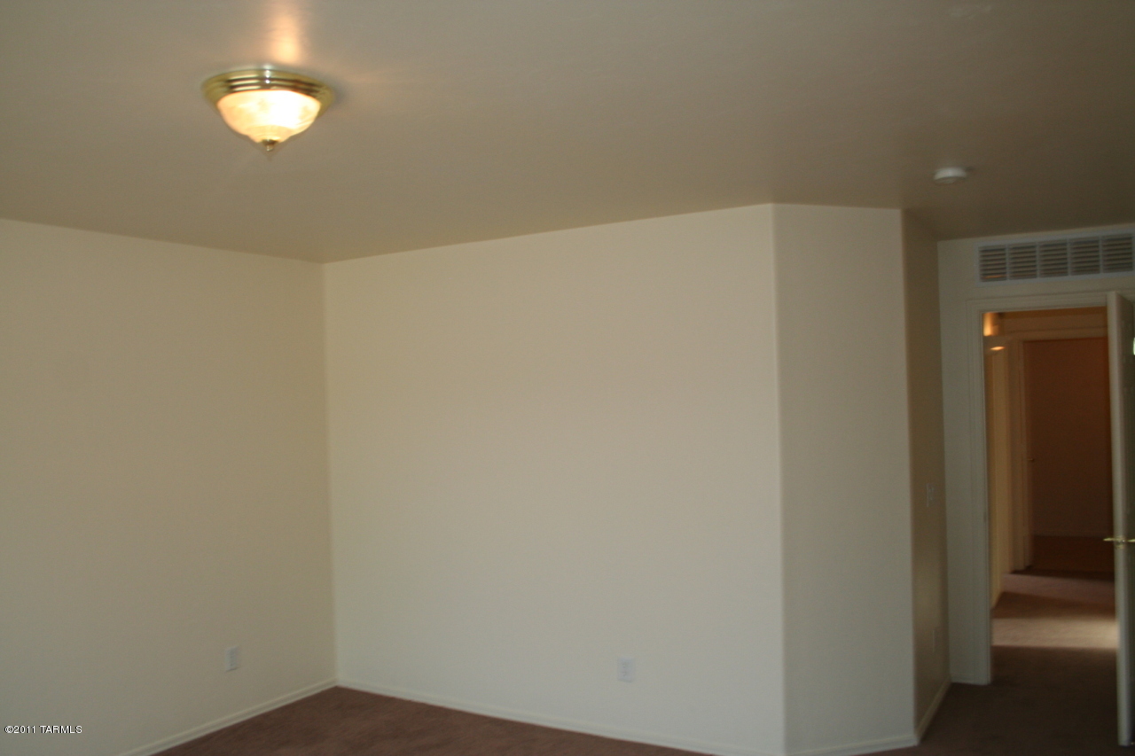 8383 East Sarnoff Ridge Loop Tucson, AZ 85710 - Photo 9 of 17