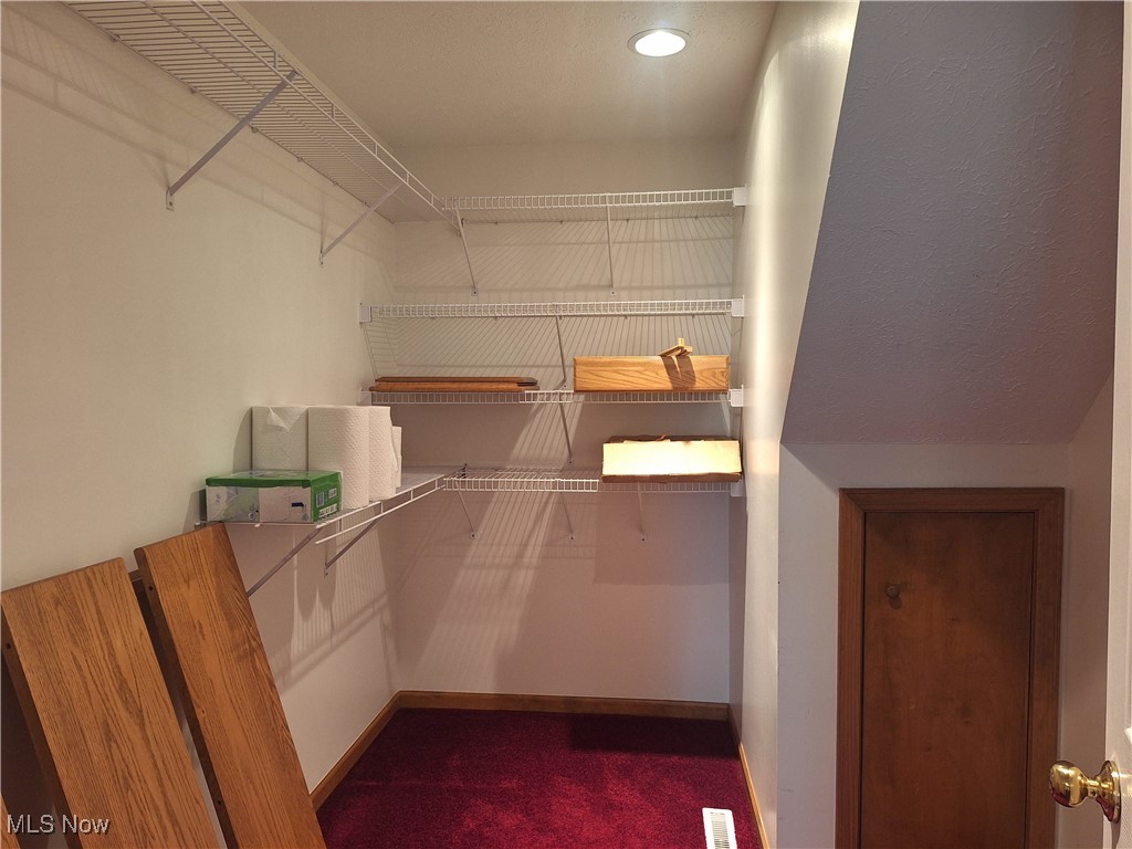 16604 Old State Road Middlefield, OH 44062 - Photo 21 of 48 Primarty Walk in closet wit