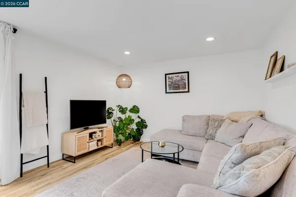 $359,000 | 825 Oak Grove Road, Unit 30, Concord, CA 94518