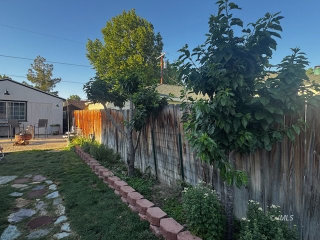 625 East Inyo Street Lone Pine, CA 93545 - Photo 16 of 16 a backyard of a house with lots of green space