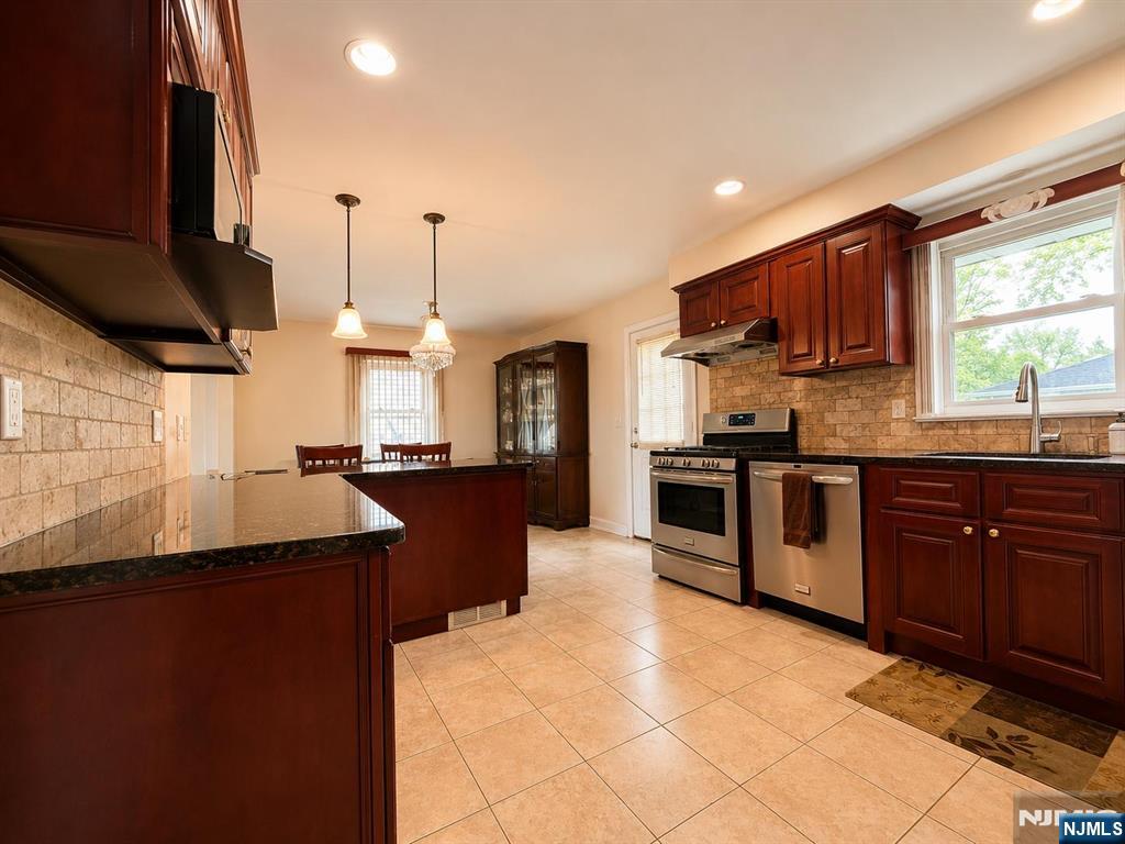372 West Main Street Bergenfield, NJ 07621 - Photo 7 of 28