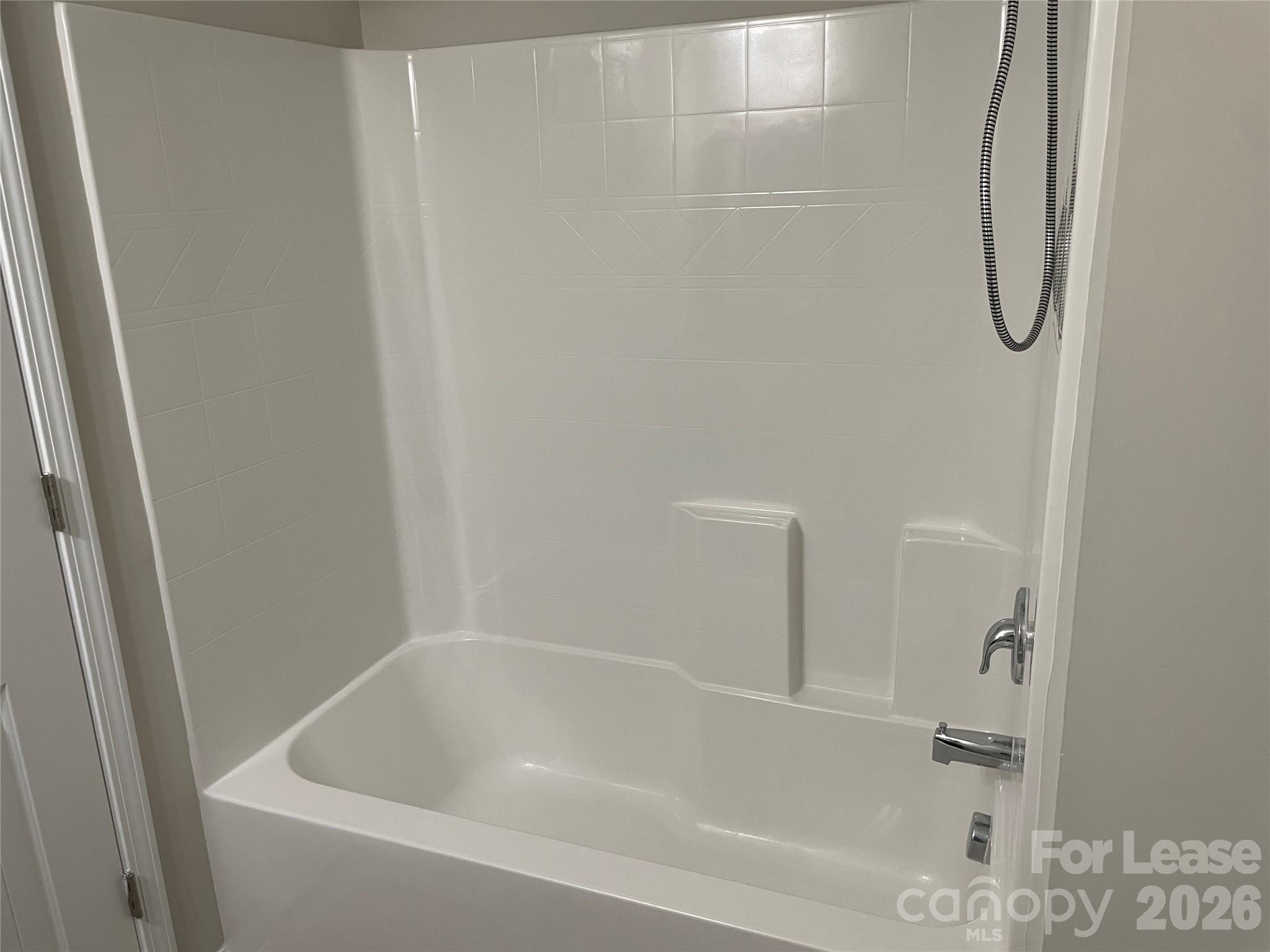 2909 Old Field Road Sumter, SC 29150 - Photo 33 of 39 a bathroom with a bathtub