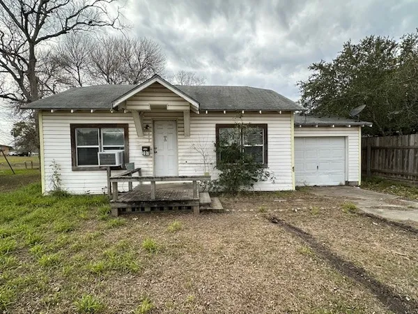 $63,000 | 207 O'Neal Avenue, Sinton, TX 78387