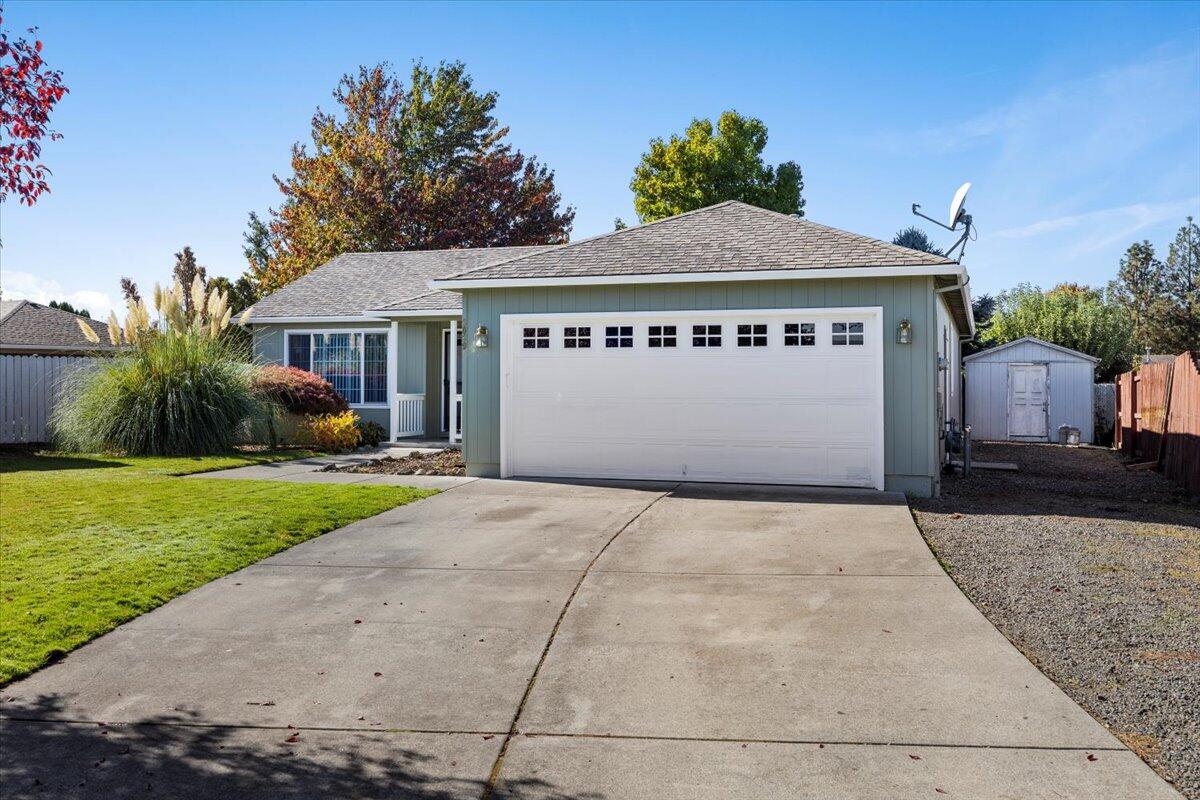 8089 Abbey Road White City, OR 97503 - Photo 2 of 28 02-CI_6626